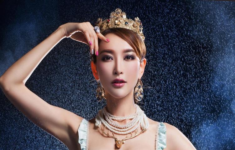 母亲观察孩子